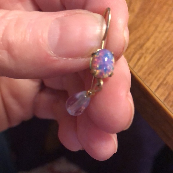 (1) Costume Earring - Picture 4 of 4